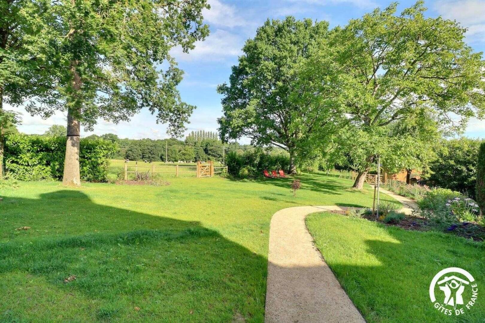 Le Jardin De Quercus Bed & Breakfast Bazouges-la-Perouse Exterior photo